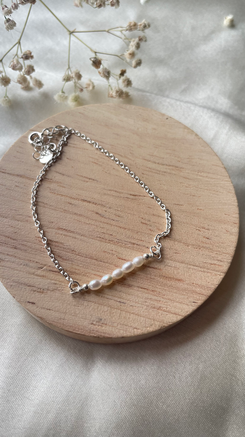 Dainty pearl bracelet