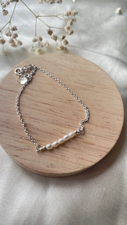 Dainty pearl bracelet