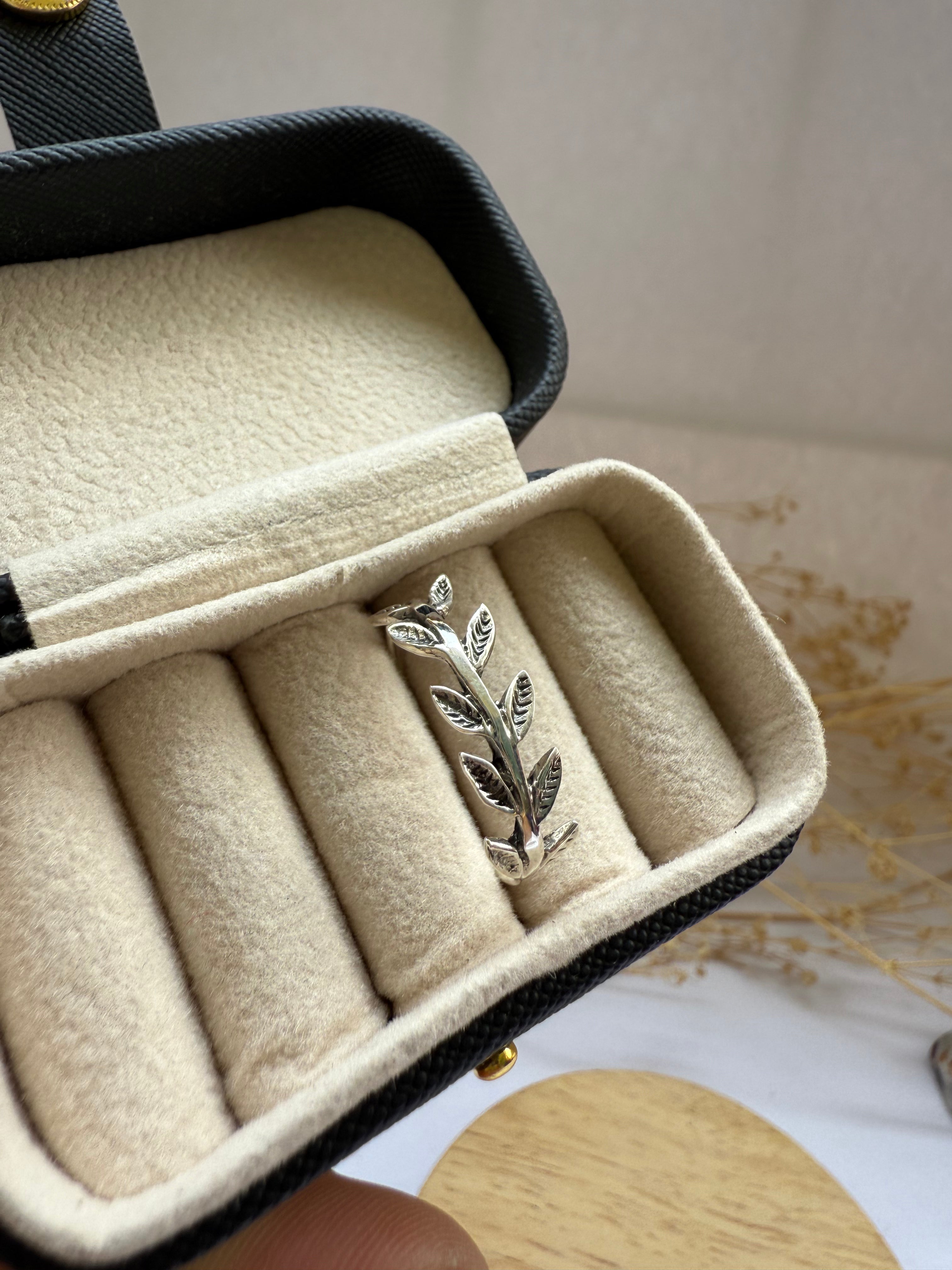 Feather ring